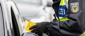 Die Bundespolizei hat mit Kontrollen der verschärften Testpflicht für Reiserückkehrer begonnen. 