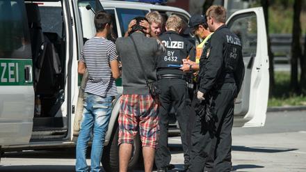Mehrere Männer werden im Jahr 2017 in Bayern kontrolliert.