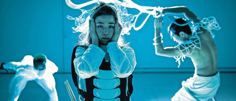 Neohumanide Utopien. Wie würde man sich bewegen, wenn man mehr sehen und fühlen könnte? „Archipel – Ein Spektakel der Vermischungen“ lotet das aus.