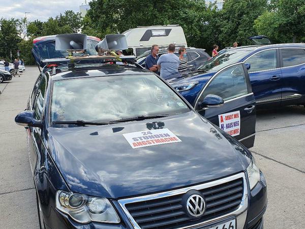 "24 Stunden Angstmache" steht auf dem Wagen eines Autokorsos am Startpunkt in Heinersdorf.