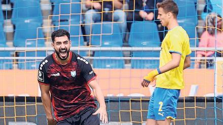 Viktorias Tolcay Cigerci bejubelt sein frühes Tor zur Führung bei Eintracht Braunschweig.