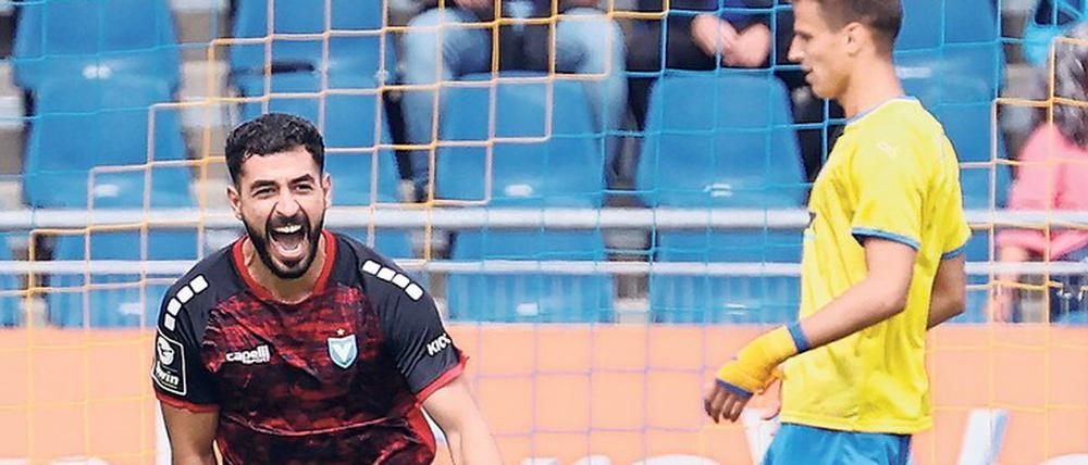 Viktorias Tolcay Cigerci bejubelt sein frühes Tor zur Führung bei Eintracht Braunschweig.