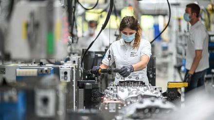 Eine Monteurin arbeitet im Werk zwei des Automobilzulieferers ZF Friedrichshafen an ein Getriebe.