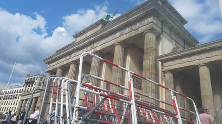 Die Berliner Polizei hat für alle Fälle Absperrgitter am Brandenburger Tor bereitgestellt.