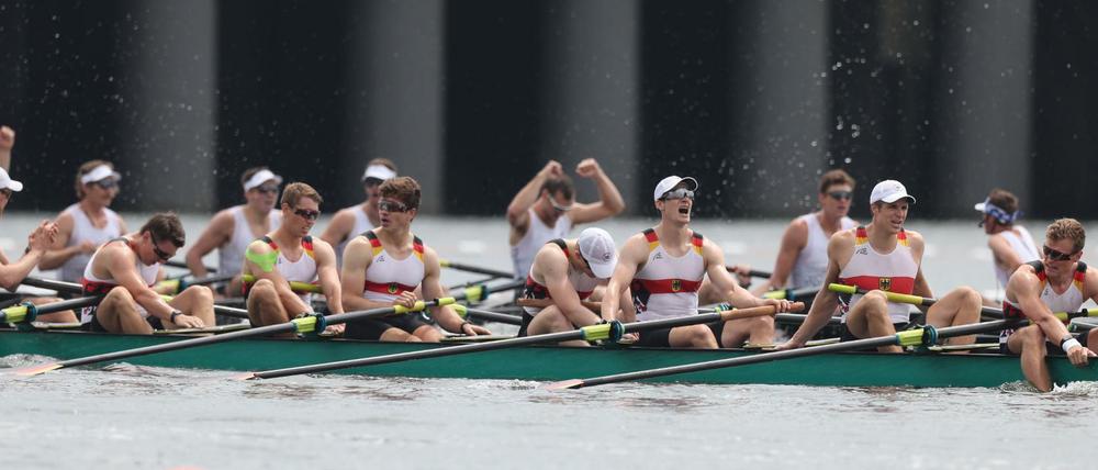 Kaum zu fassen: Die Neuseeländer (hinten) schlagen den favorisierten Deutschland-Achter im Olympia-Finale.