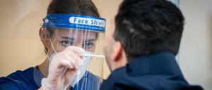 Eine Arzthelferin nimmt in einer Arztpraxis im Bezirk Neukölln einen Abstrich für einen PCR-Corona-Test.