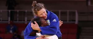Nach dem Judo-Finale lagen sich die französische Siegerin Clarisse Agbegnenou und die zweitplatzierte Tina Trstenjak aus Slowenien weinend in den Armen lagen