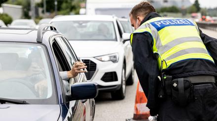 Seit heute ist die Bundespolizei für alle Einreisenden zuständig – hier bei Kontrollen in Bayern an der Grenze zu Österreich.