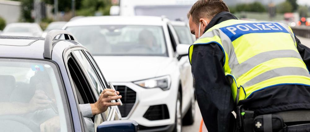 Seit heute ist die Bundespolizei für alle Einreisenden zuständig – hier bei Kontrollen in Bayern an der Grenze zu Österreich.