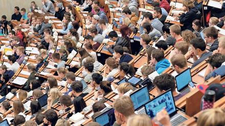 Studierende in einem Hörsaal.