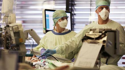 Ärzte versorgen einen Corona-Patienten. Die Menschen haben wieder mehr Sorge um ihre Gesundheit.