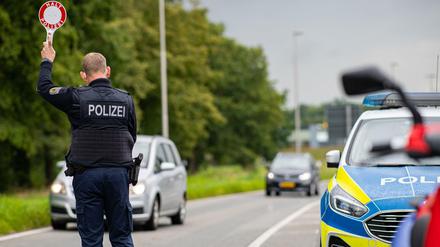 Eine Corona-Einreisekontrolle der Bundespolizei an der deutsch-niederländischen Grenze.