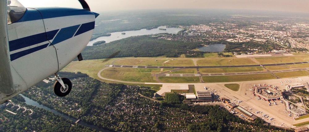 Ein Blick auf das Gelände des Flughafens Tegel - 495 Hektar sollen in ein Quartier für Gewerbe und Wohnen umgewandelt werden.