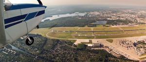 Ein Blick auf das Gelände des Flughafens Tegel - 495 Hektar sollen in ein Quartier für Gewerbe und Wohnen umgewandelt werden.