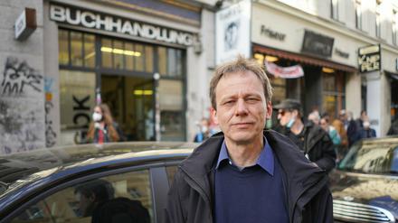 Thorsten Willenbrock, Co-Chef der Buchhandlung" Kisch & Co.", steht vor seinem Laden.