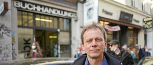 Thorsten Willenbrock, Co-Chef der Buchhandlung" Kisch &amp; Co.", steht vor seinem Laden. 