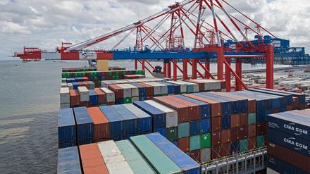 Die exportorientierte deutsche Wirtschaft ist stark daran interessiert, dass Corona weltweit eingedämmt wird. 