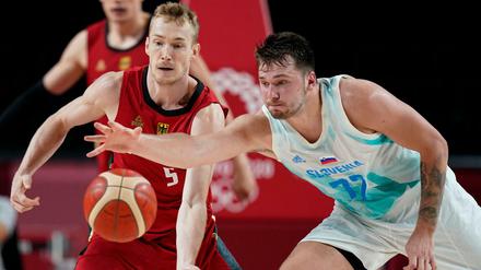 Niels Giffey im Kampf um den Ball mit Sloweniens Superstar Luka Doncic.