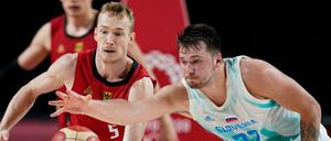 Niels Giffey im Kampf um den Ball mit Sloweniens Superstar Luka Doncic.
