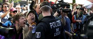 Agressiv und dicht an dicht. Coronaleugner haben mehrmals in Berlin demonstriert, ohne Auflagen einzuhalten. Die Polizei hat nun die für das Wochenende geplanten Umzüge verboten
