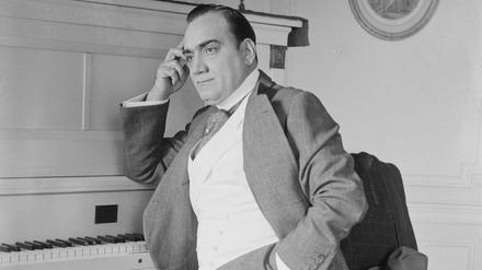 Enrico Caruso 1873-1921 in seinem Apartment in New York etwa 1915. 