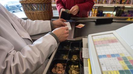 Immer weniger zurück gibt es beim Zahlen an der Supermarktkasse: Lebensmittelpreise steigen. 