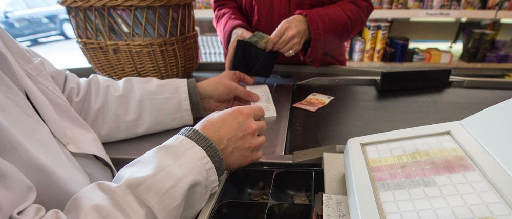 Immer weniger zurück gibt es beim Zahlen an der Supermarktkasse: Lebensmittelpreise steigen. 