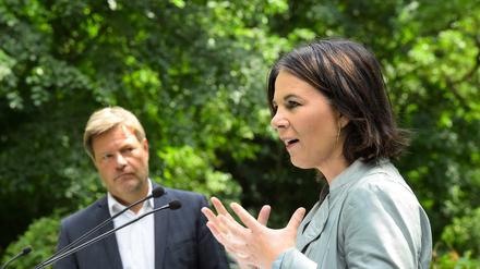 Robert Habeck und Annalena Baerbock stellten Dienstag ihre Sofortmaßnahmen für mehr Klimaschutz vor.