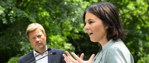 Robert Habeck und Annalena Baerbock stellten Dienstag ihre Sofortmaßnahmen für mehr Klimaschutz vor.