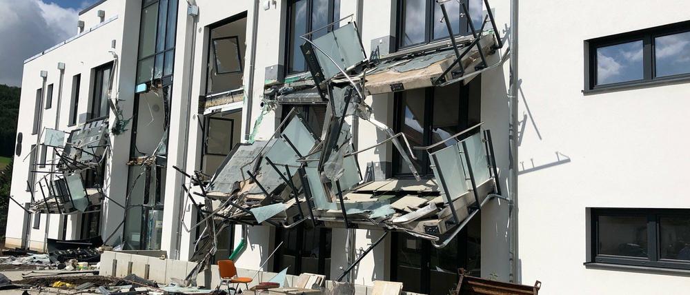 Ein Neubau mit heruntergerissenen Balkonen und zerstörter Fassade