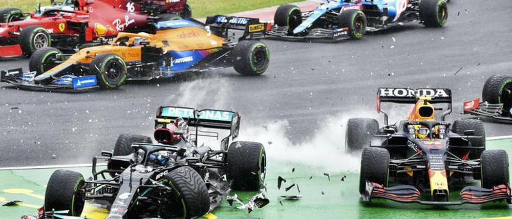 Valtteri Bottas (vorn) räumte gleich mehrere Autos mit ab.