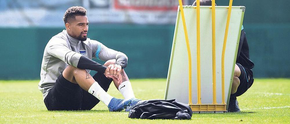 Einzelunterricht. Kevin Prince Boateng blickt auf die Taktiktafel und wird von Co-Trainer Admir Hamzagic eingewiesen. Im Trainingslager wurde viel im taktischen Bereich gearbeitet. 