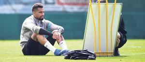 Einzelunterricht. Kevin Prince Boateng blickt auf die Taktiktafel und wird von Co-Trainer Admir Hamzagic eingewiesen. Im Trainingslager wurde viel im taktischen Bereich gearbeitet. 