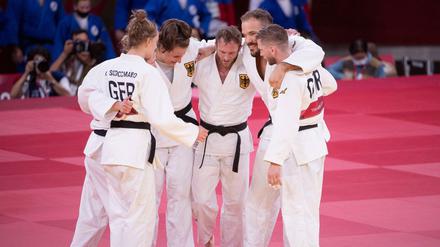 Die deutschen Judokas haben bei der Olympia-Premiere des Mixed-Teamwettbewerbs in Tokio Bronze gewonnen. 