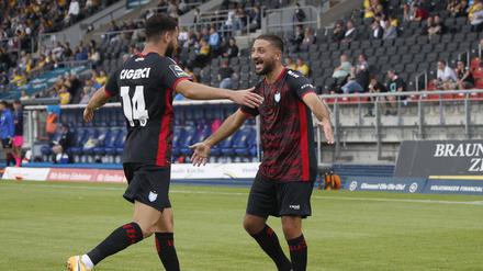 Viktorias Doppel-Torschütze Tolcay Cigerci jubelt mit Vorbereiter Enes Cüs.