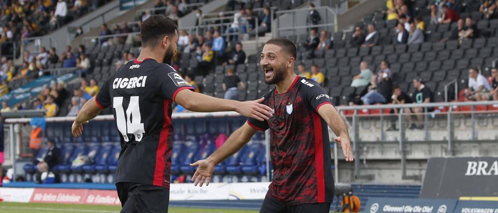 Viktorias Doppel-Torschütze Tolcay Cigerci jubelt mit Vorbereiter Enes Cüs.
