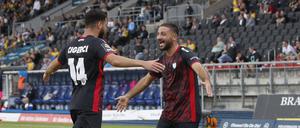 Viktorias Doppel-Torschütze Tolcay Cigerci jubelt mit Vorbereiter Enes Cüs.