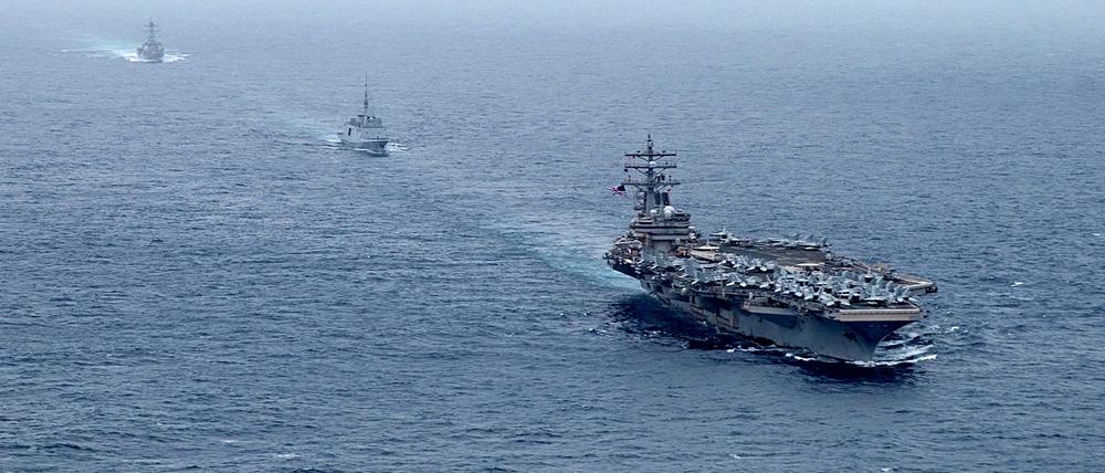 Der Angriff auf den Tanker "MT Mercer Street" hatte sich am Donnerstag im nördlichen Indischen Ozean ereignet. US-Marinesoldaten, die nach einem Notruf der Besatzung zur Hilfe eilten, hätten vor Ort Belege für die Art des Anschlags gesehen