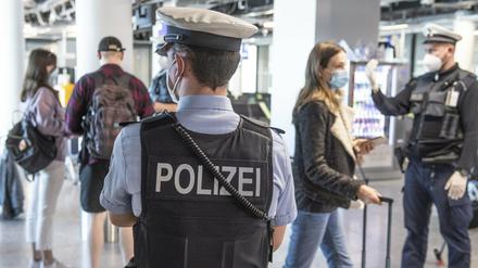 Mit Kontrollen mussten bisher vor allem Flugreisende rechnen. Künftig müssen sich auch Autofahrer auf Stichprobenkontrollen bei der Einreise nach Deutschland gefasst machen.