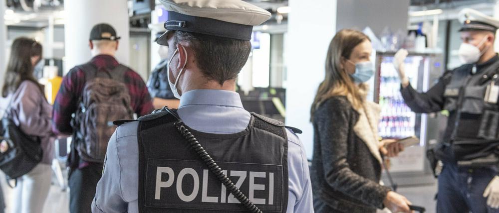 Mit Kontrollen mussten bisher vor allem Flugreisende rechnen. Künftig müssen sich auch Autofahrer auf Stichprobenkontrollen bei der Einreise nach Deutschland gefasst machen.