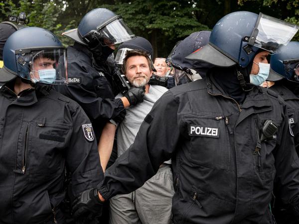Festnahmen am Großen Stern.