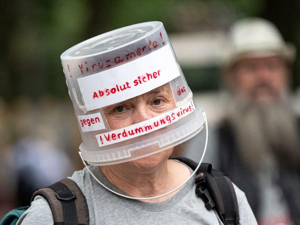 Eimer gelten nicht als Mundschutz im Sinne der Maskenpflicht.