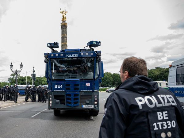 An der Siegessäule standen Wasserwerfer bereit, kamen aber nicht zum Einsatz.