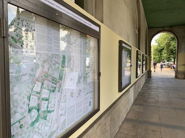 Fünf Präsentationen hinter Glas: Im Säulengang am Rathaus Zehlendorf entlang der Kirchstraße sind die Wettbewerbs-Konzepte ausgestellt.