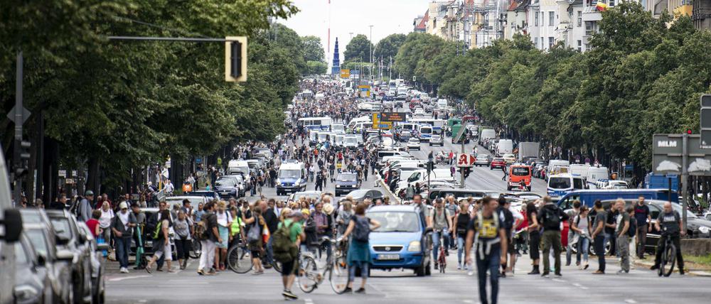 Ein Hin und Her und ein Durcheinander: Gruppen von Querdenkern, dazwischen immer wieder Polizei - die Bismarckstraße in Charlottenburg am Sonntag.