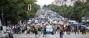 Ein Hin und Her und ein Durcheinander: Gruppen von Querdenkern, dazwischen immer wieder Polizei - die Bismarckstraße in Charlottenburg am Sonntag.