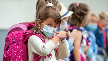 Mit Mund-Nasen-Schutz zur Einschulungsfeier: In Mecklenburg-Vorpommern beginnt die Schulzeit.
