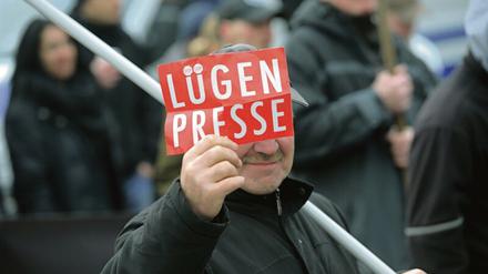 Journalistische Medien werden bisweilen als „Lügenpresse“ geschmäht. Den Vorwurf gilt es, nachhaltig ad absurdum zu führen. 