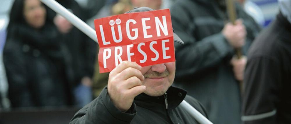 Journalistische Medien werden bisweilen als „Lügenpresse“ geschmäht. Den Vorwurf gilt es, nachhaltig ad absurdum zu führen. 