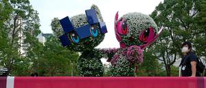 Die olympischen Maskottche Miraitowa (links) und Someity im wachsenden Gewand.